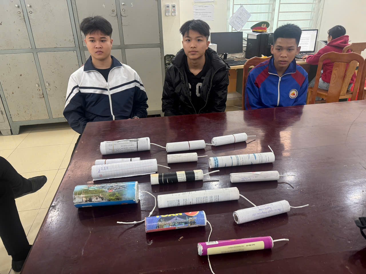 Công an xã Tiên Lãng vận động người dân tự nguyện giao nộp 3,3 kg pháo